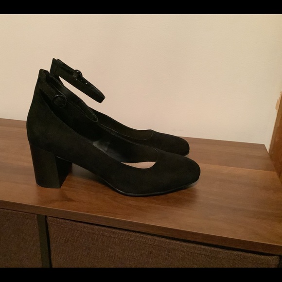 🖤Madeline Black Faux Suede Pumps w/ Ankle Straps and Block Heel🖤 - Picture 6 of 9